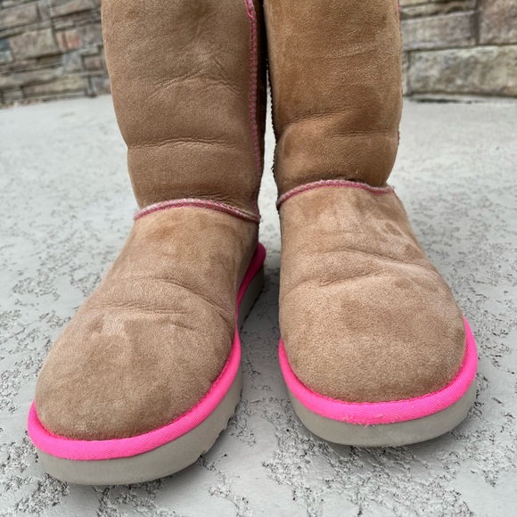 Rare UGG Neon II Classic Short Boot Chestnut Suede with neon pink trim Size 9M - Picture 7 of 12